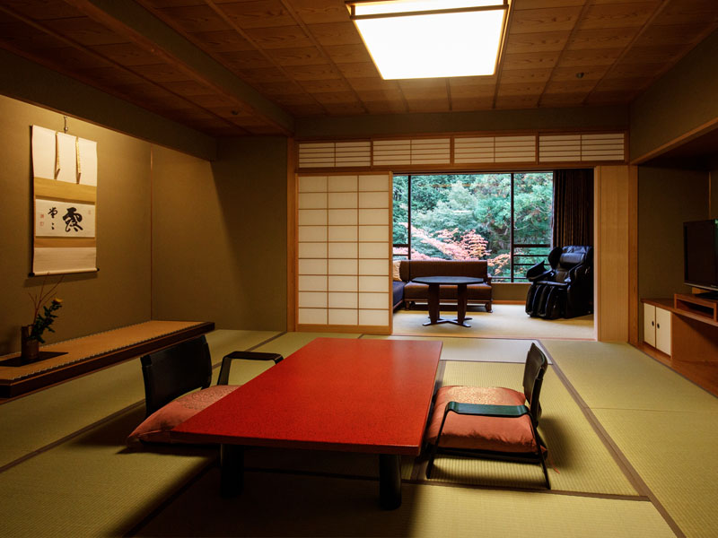 Chambre japonaise avec bain en plein air (source Kinsen)