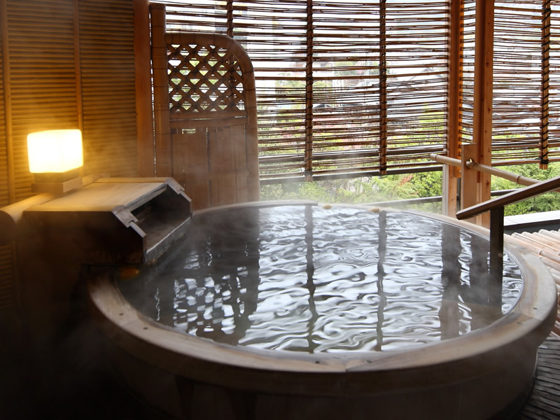 Chambre japonaise avec bain en plein air (source Ginsen)