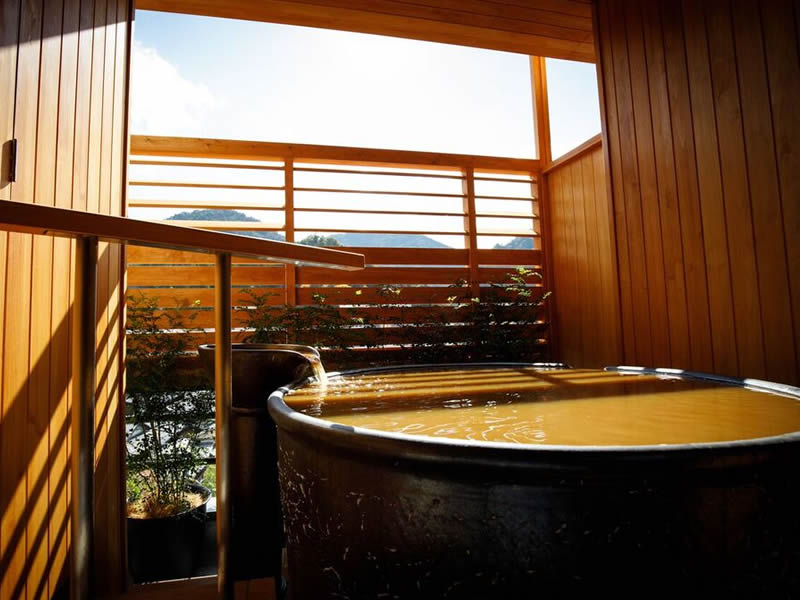 Chambre japonaise moderne deluxe avec bain en plein air (source Kinsen)