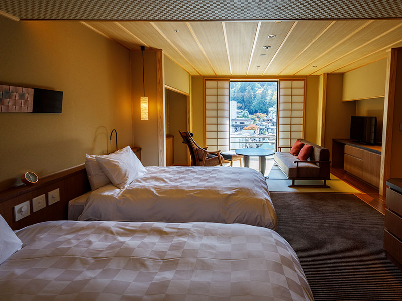 Chambre japonaise moderne deluxe avec bain en plein air (source Kinsen)